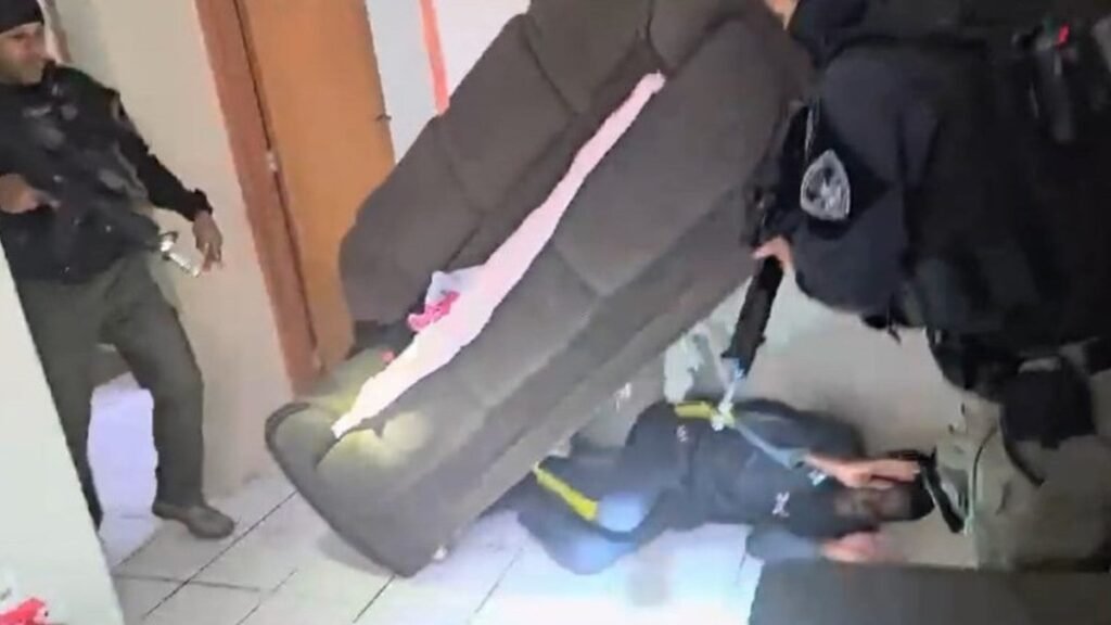 Foragido se esconde embaixo de sofá para fugir da polícia no RJ; veja imagens