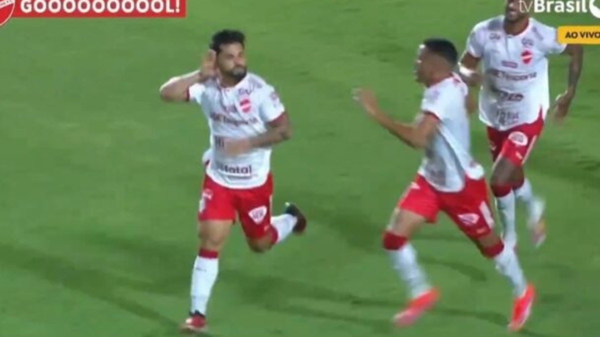 Com lei do ex, Vila Nova vence o Goiás e sobe na classificação da Série B