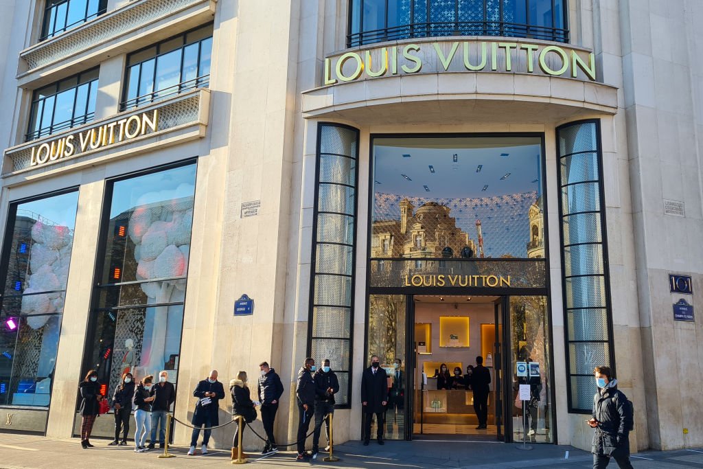 Fraqueza na China faz vendas da dona da Louis Vuitton caírem pela 1ª vez desde a pandemia