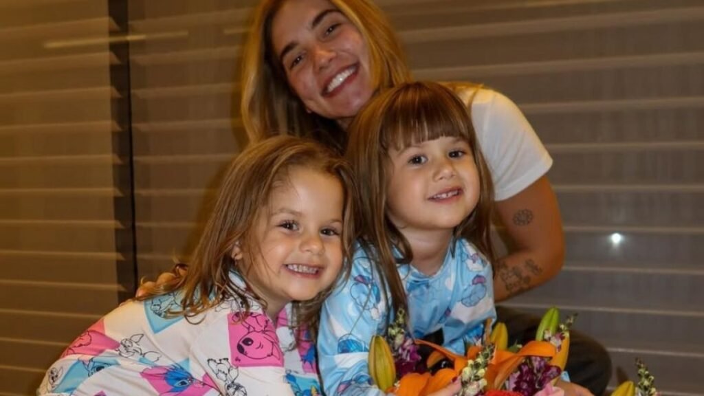 Dias após anunciar o término, Virginia retorna ao País e compartilha registro com os filhos