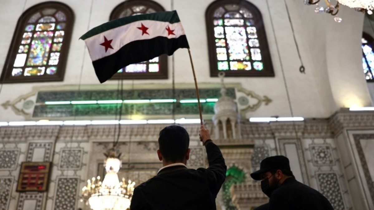 Ex-militantes do partido de Assad entregam suas armas em Damasco