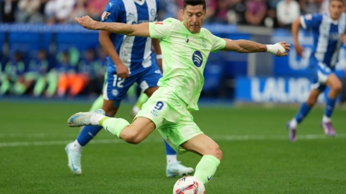 Barça vence Alavés (3-0) com hat-trick de Lewandowski e é líder isolado do Espanhol
