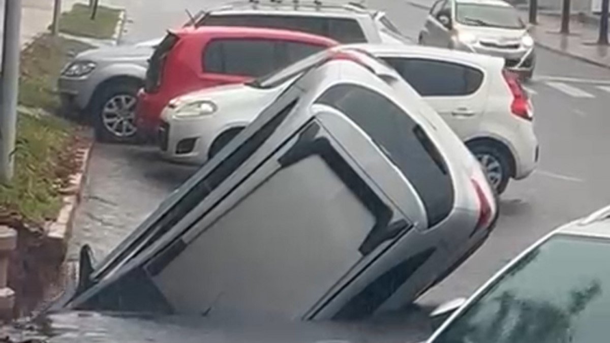 Impressionante! Carro é engolido por asfalto após chuva na Asa Norte