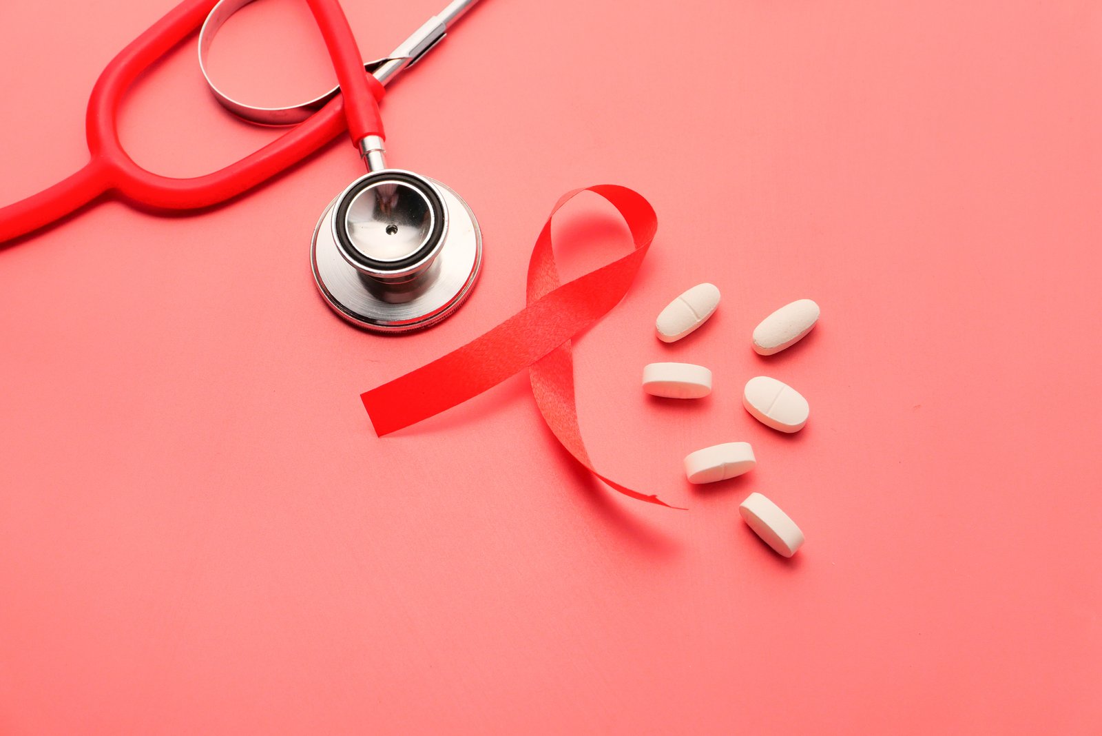 HIV não é Aids: entenda diferença entre o vírus e a doença