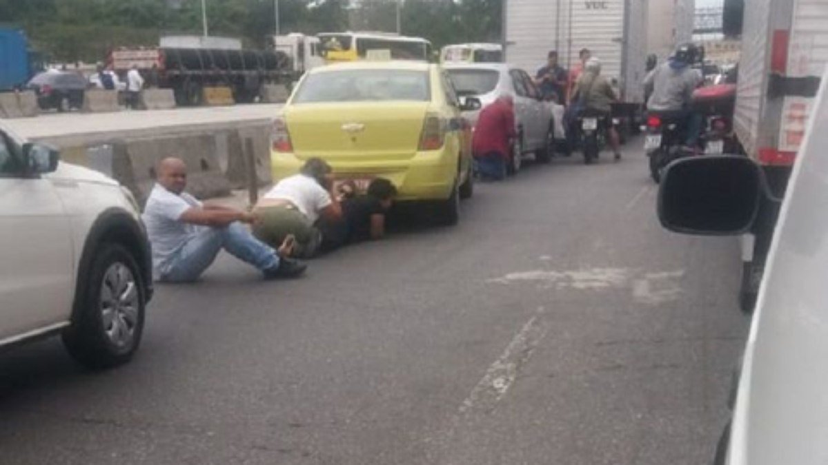 Vídeos mostram caos e pânico durante tiroteio na Avenida Brasil; veja