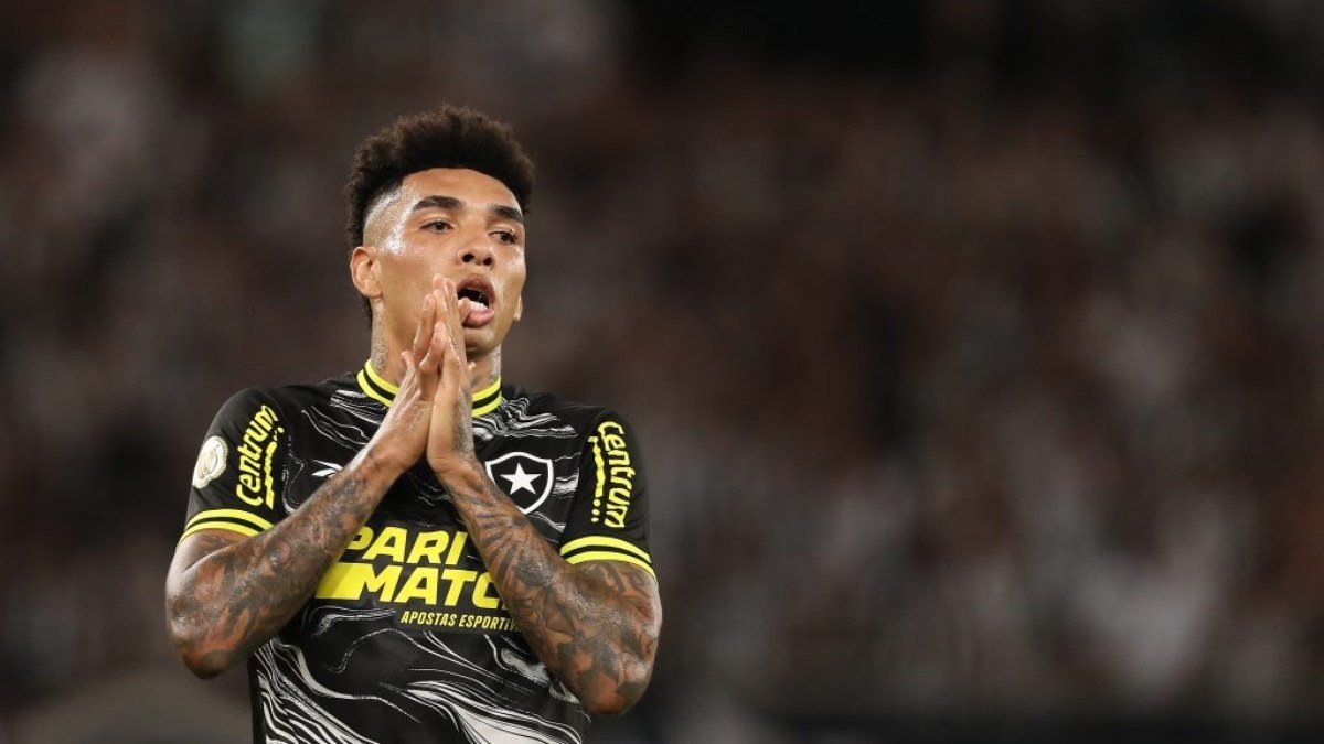 Atacante do Botafogo nega proposta de time europeu; entenda