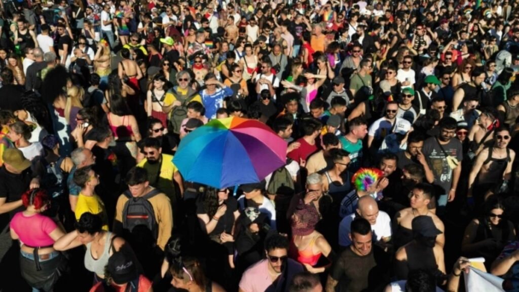 Comunidade LGBT+ se mobiliza na Argentina com reivindicações ao governo Milei