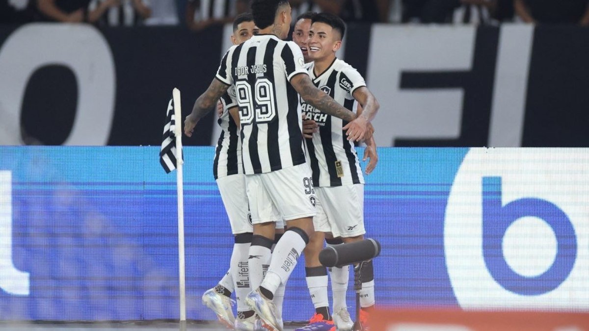 Botafogo começa bem, caí no segundo tempo e conta com o brilho de Almada para vencer