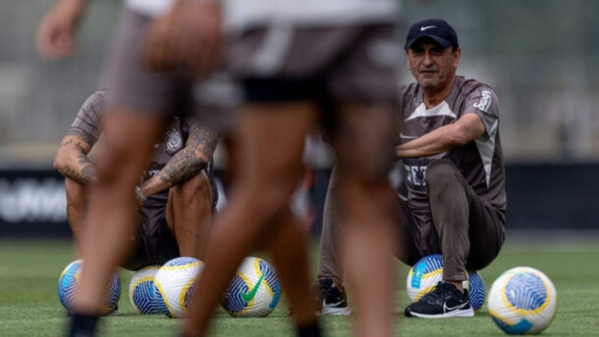 Ramón Díaz opta por treino tático e faz testes no Corinthians de olho no Athletico