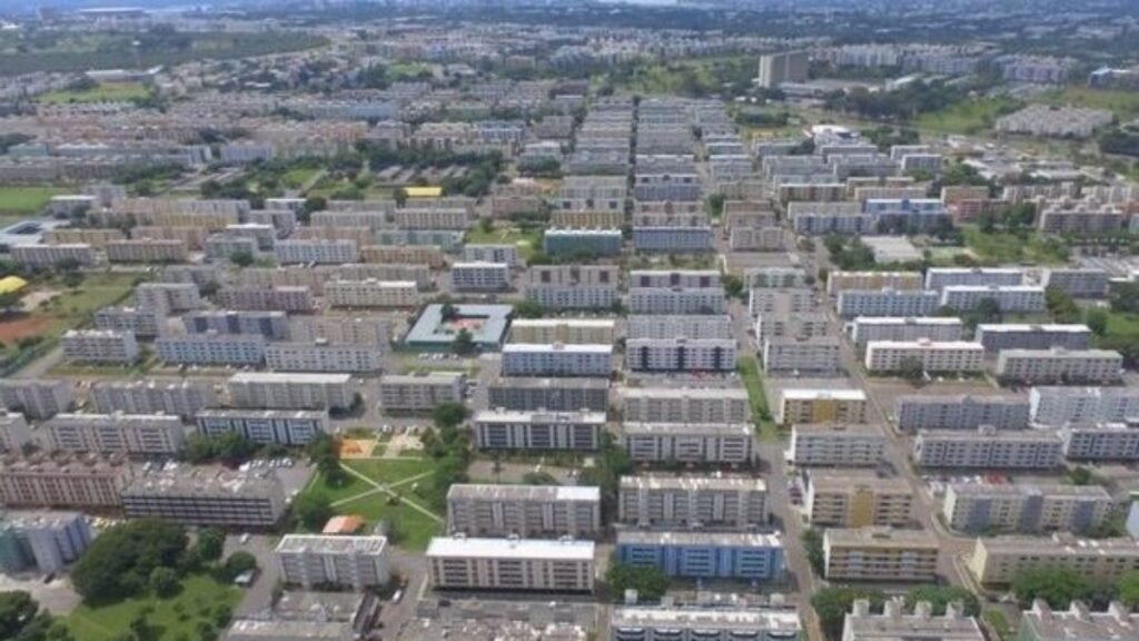 Acumulador? Cerca de 30 toneladas de entulho são retiradas de apartamento no Cruzeiro