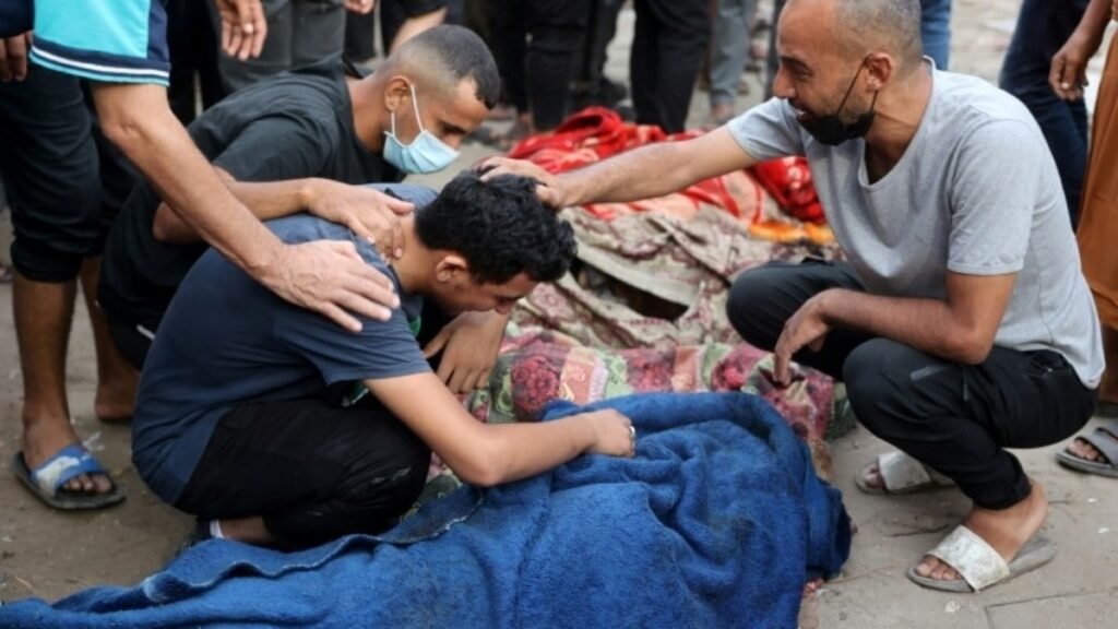 Autoridades de Gaza reportam mais de 90 mortos em bombardeios israelenses contra uma escola