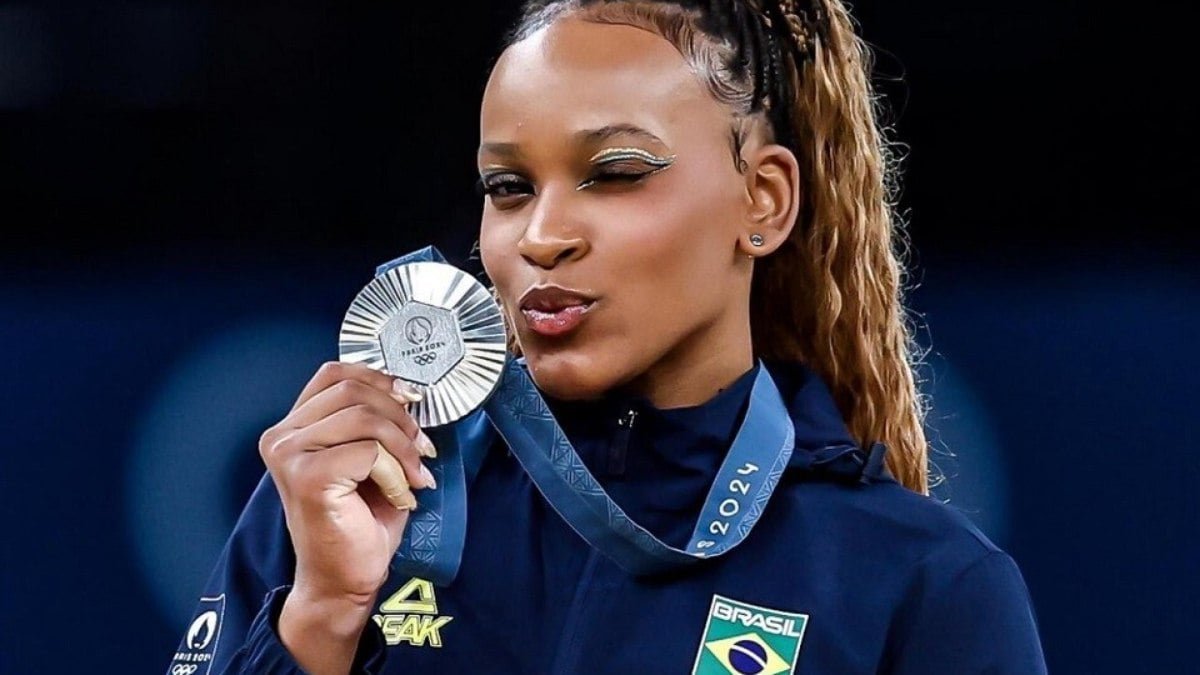 Rebeca Andrade conquista a prata na final do salto