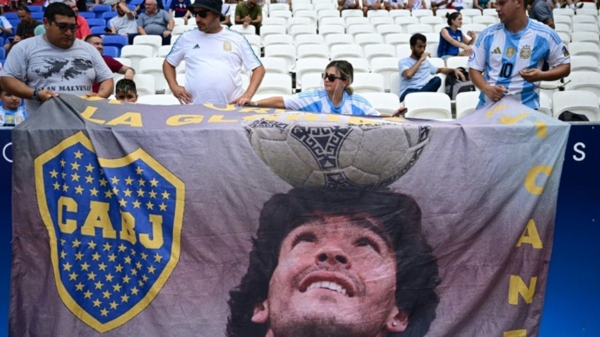 Tribunal argentino adia para março de 2025 julgamento principal por morte de Maradona