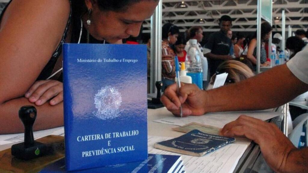 PNAD: Desemprego cai para 6,4% no trimestre encerrado em setembro
