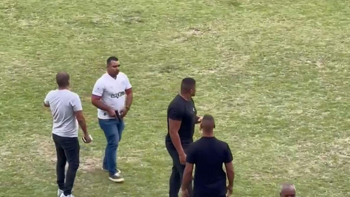 Jogo da Quarta Divisão do Rio tem invasão de campo e homem armado