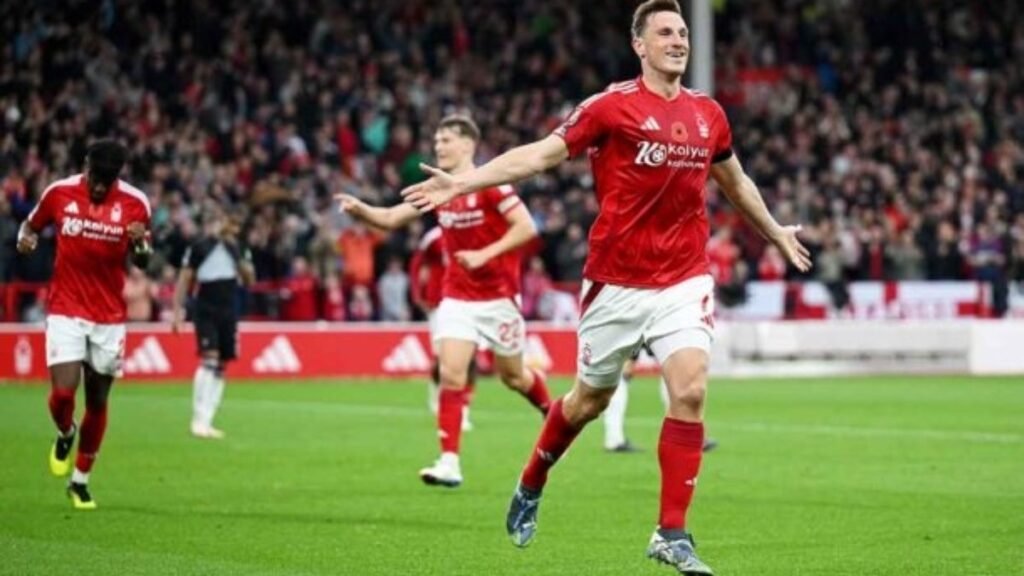 Nottingham goleia o West Ham e se aproxima dos líderes