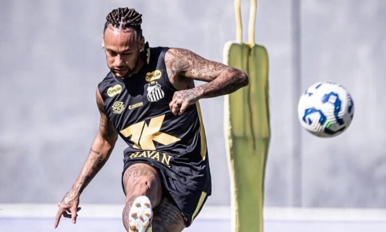 Neymar vai mudar de posição no Santos após retornar de lesão Neymar vai mudar de posição no Santos após retornar de lesão