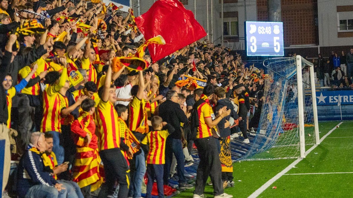 dérbi na Espanha é suspenso após queda de arquibancada