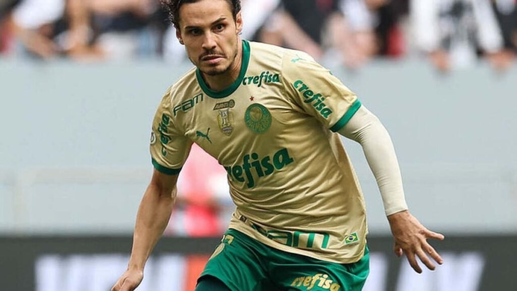 Raphael Veiga deve voltar a ser titular no meio após lesão de Mauricio