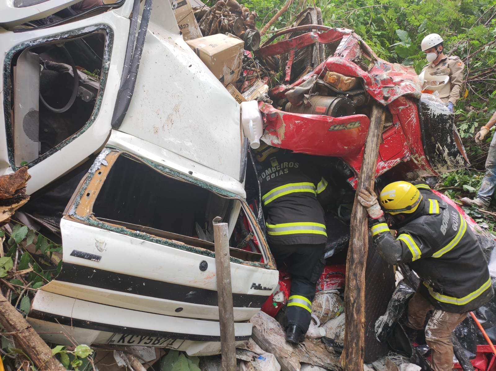 Colisão de caminhão com carro de passeio mata 2