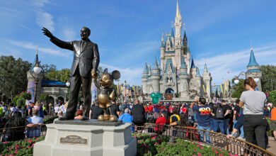 Disney afasta 45 funcionários após política de deportação de Trump