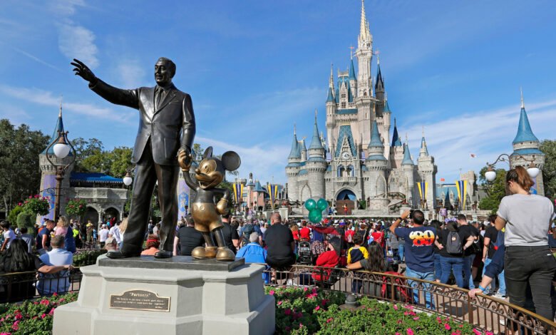 Disney afasta 45 funcionários após política de deportação de Trump Disney afasta 45 funcionários após política de deportação de Trump