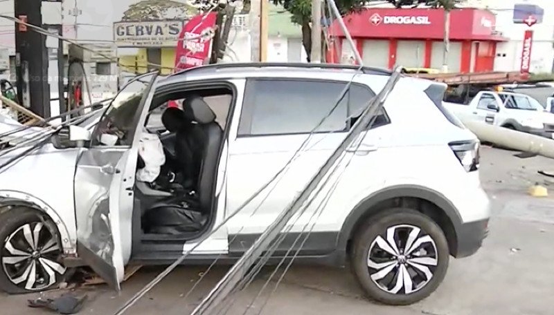 Veículo destrói poste e causa apagão no Setor Parque Amazônia