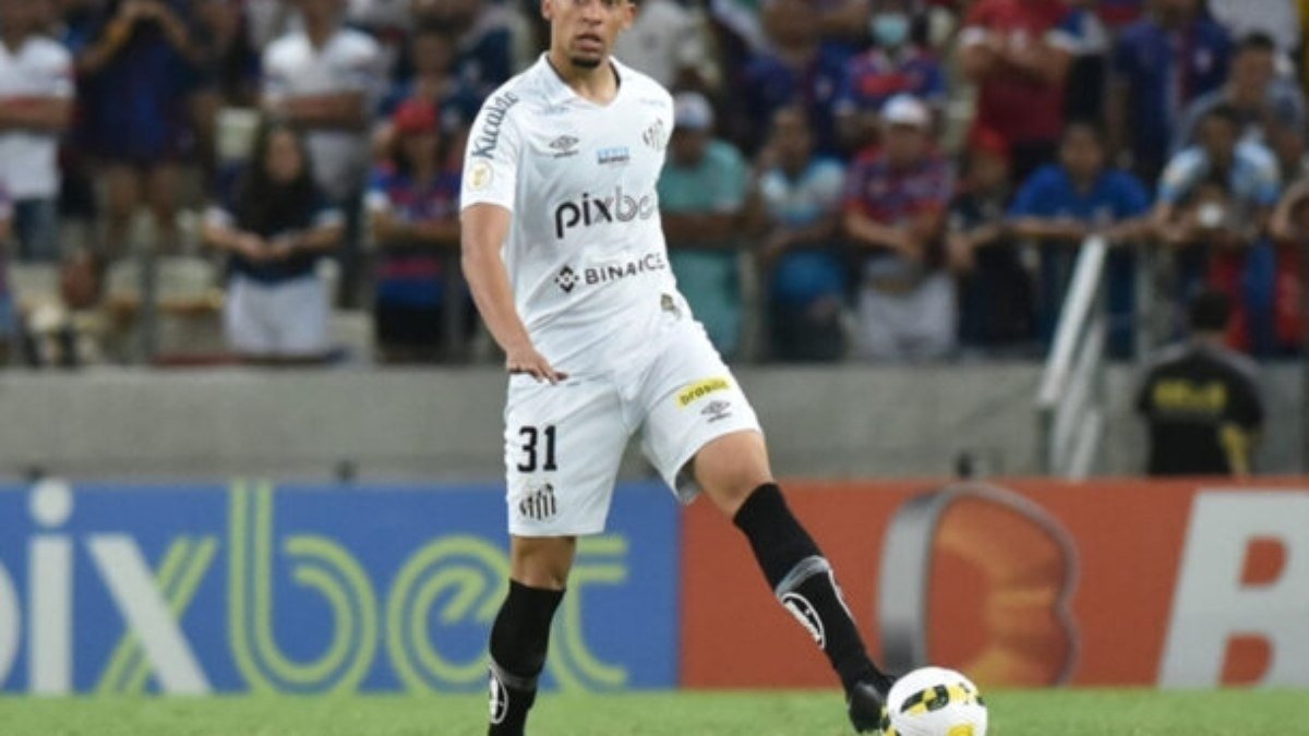 Santos negocia a saída do zagueiro Alex Nascimento