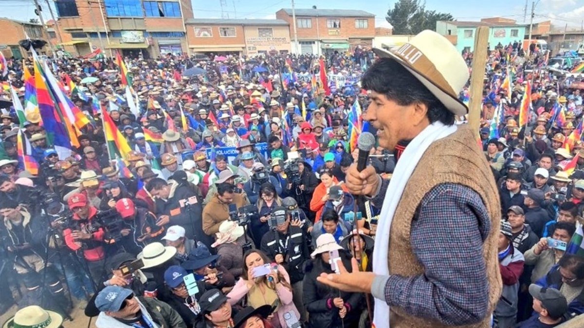 Apoiadores de Evo Morales fazem militares reféns na Bolívia