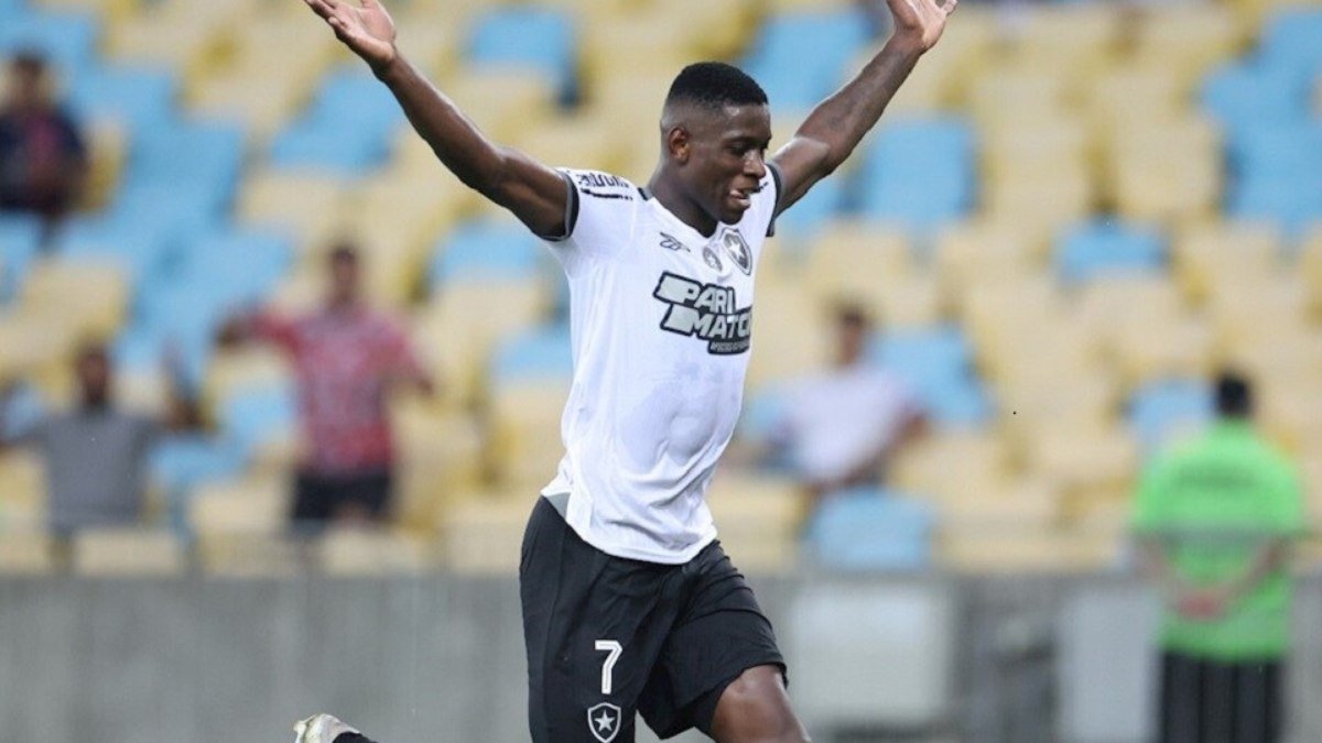 Botafogo marca nos acréscimos e vence Flu em jogo marcado por polêmicas