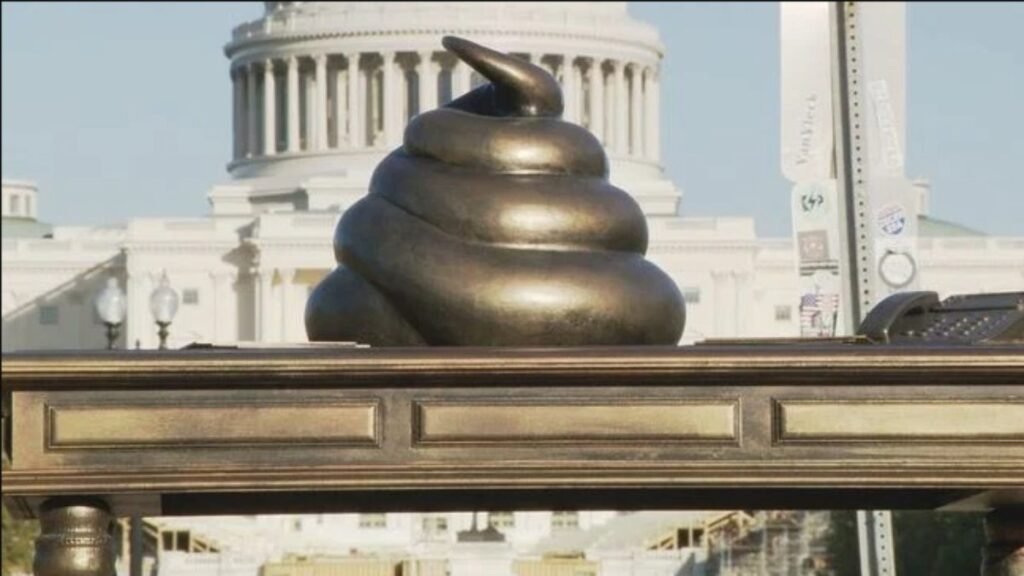 Cocô gigante em ‘homenagem’ a eleitores de Trump aparece no Capitólio