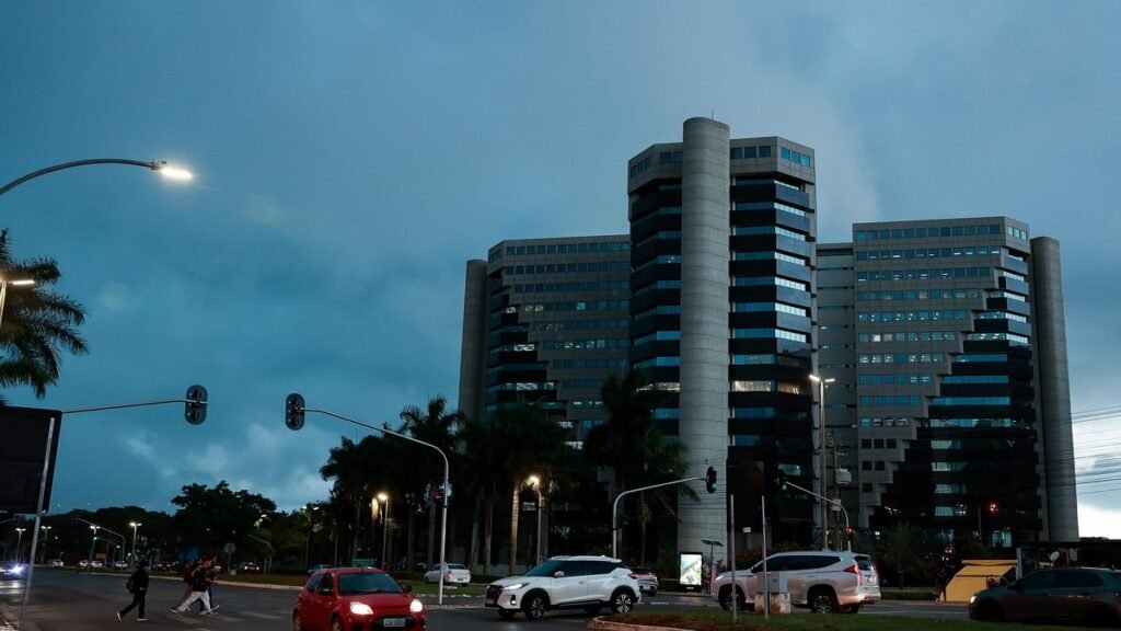 Nuvem carregada transforma dia em noite na tarde desta terça (22) em Brasília