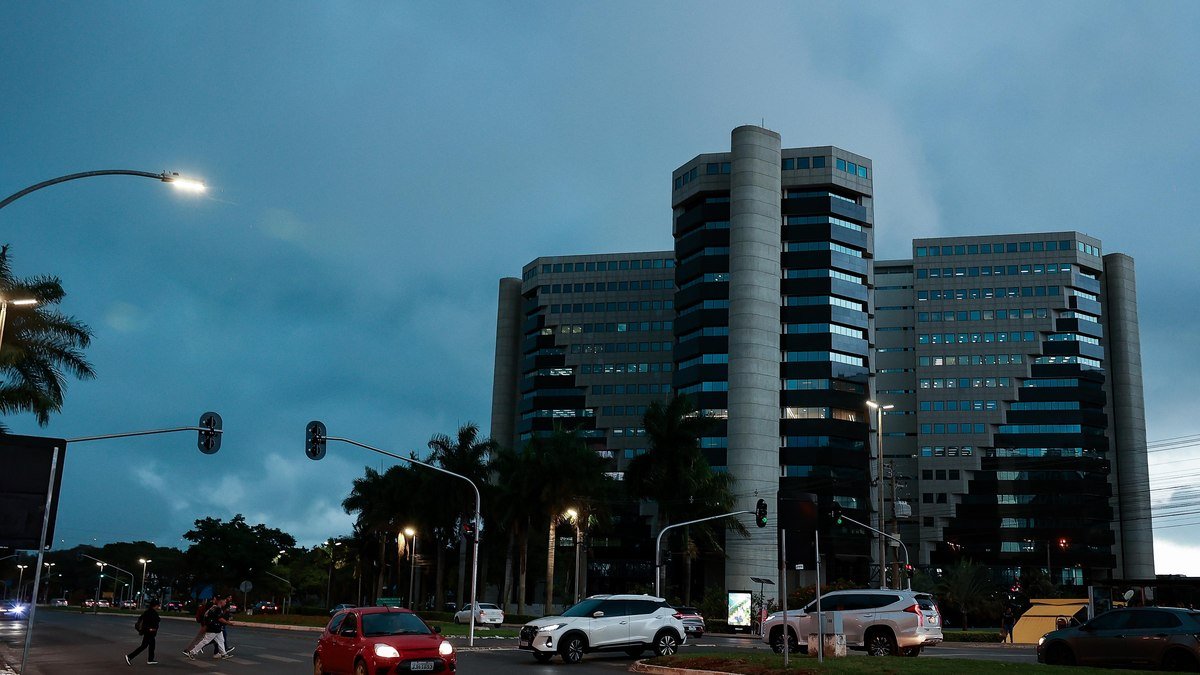 Nuvem carregada transforma dia em noite na tarde desta terça (22) em Brasília
