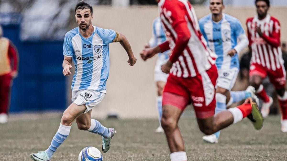 Rafael Longuine comemora gol marcado na classificação do Londrina à segunda fase da Série C