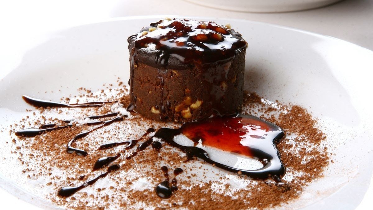 Este petit gateau mais saudável fica pronto em poucos minutos na air fryer