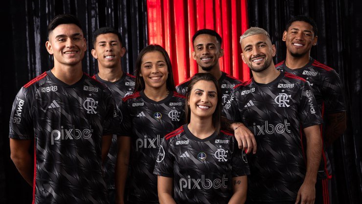 Flamengo lança nova camisa 3; veja imagens