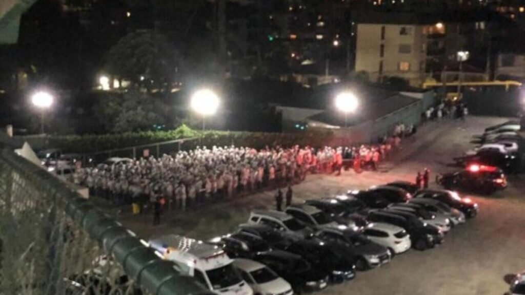 Torcida organizada do Santos entra com atraso no Couto Pereira