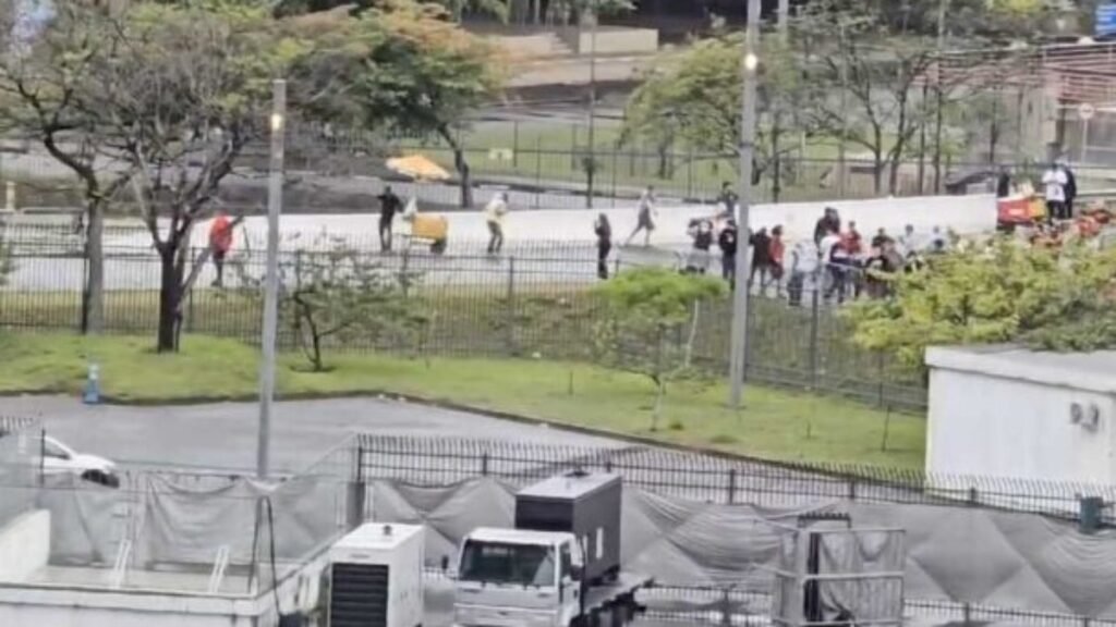 Brigas entre arruaceiros de Flamengo e Corinthians mancham o clássico