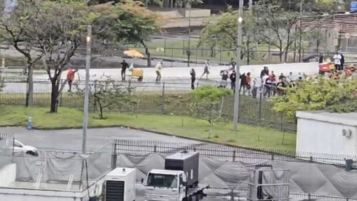 Brigas entre arruaceiros de Flamengo e Corinthians mancham o clássico
