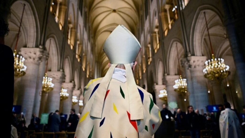 Catedral de Notre-Dame tem primeira missa cinco anos depois do incêndio