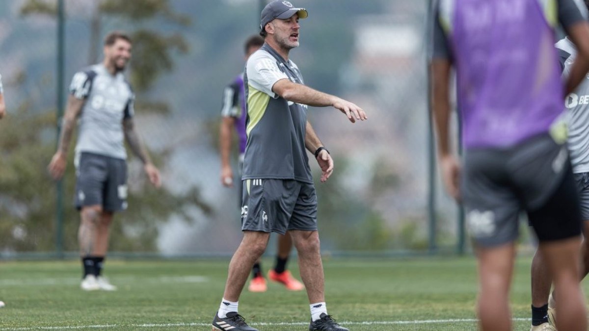Atlético-MG inicia preparação para semana decisiva com doze desfalques