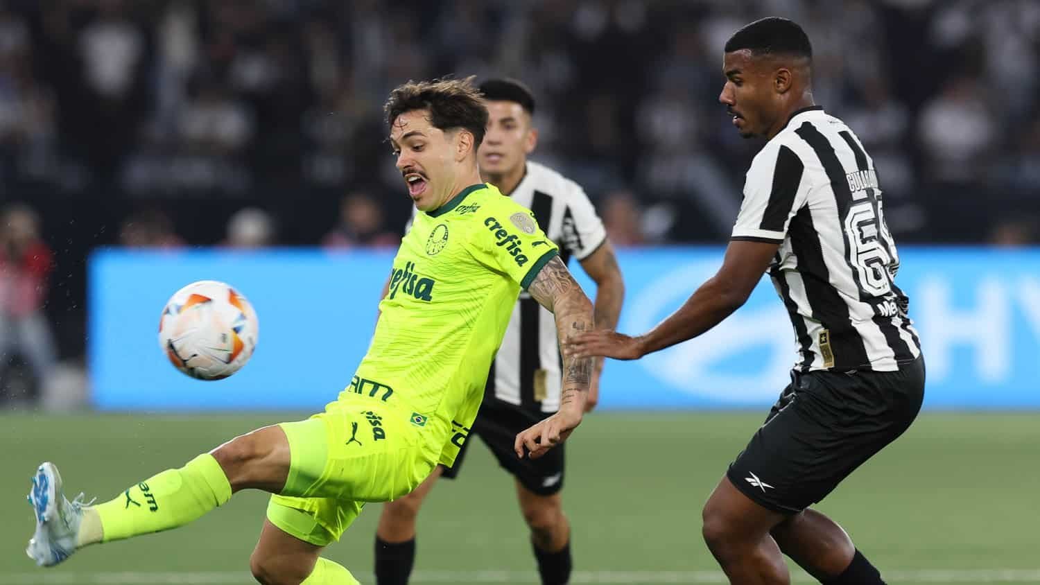 Palmeiras perde outra ida de um mata-mata, mas Estêvão dá alento para jogo da volta