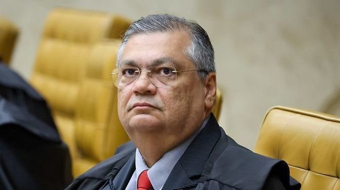 Saiba quais são os 4 livros proibidos por Dino por conteúdos homofóbicos