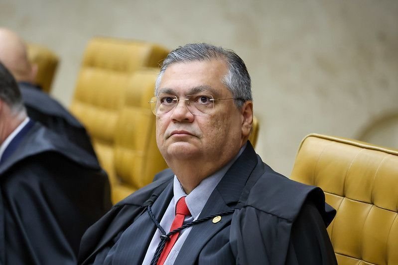 Dino manda Congresso diferenciar critérios para aposentadoria de policiais homens e mulheres