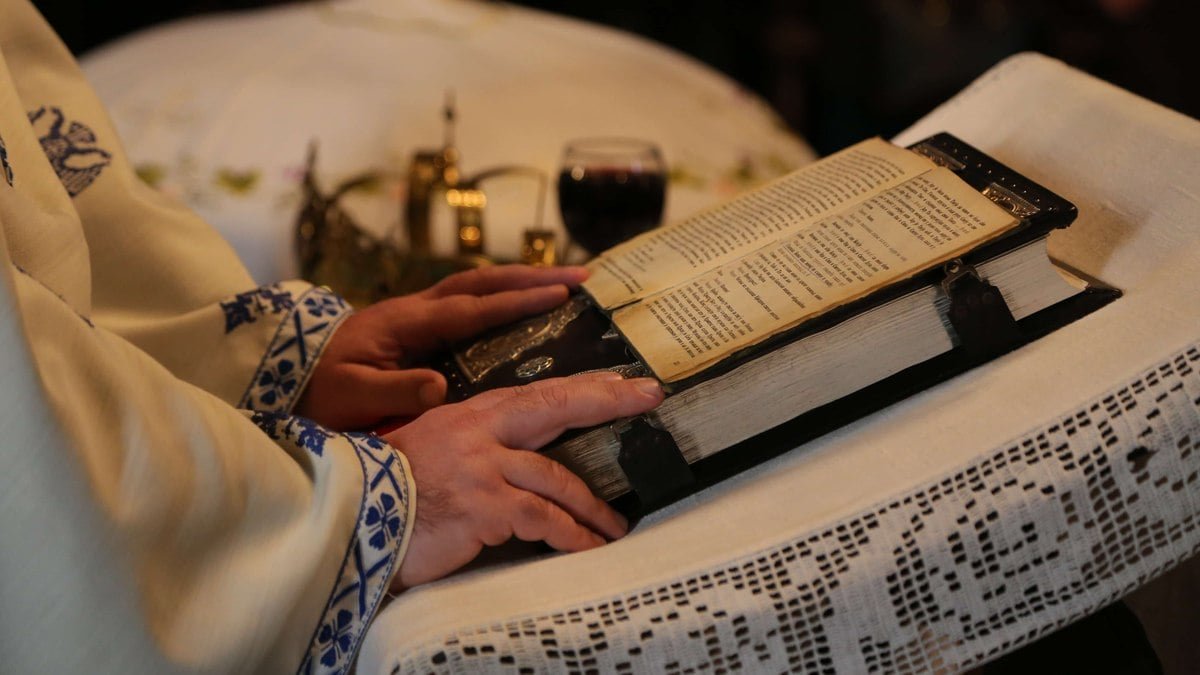 Padre com HIV abusa de crianças na Itália sem proteção