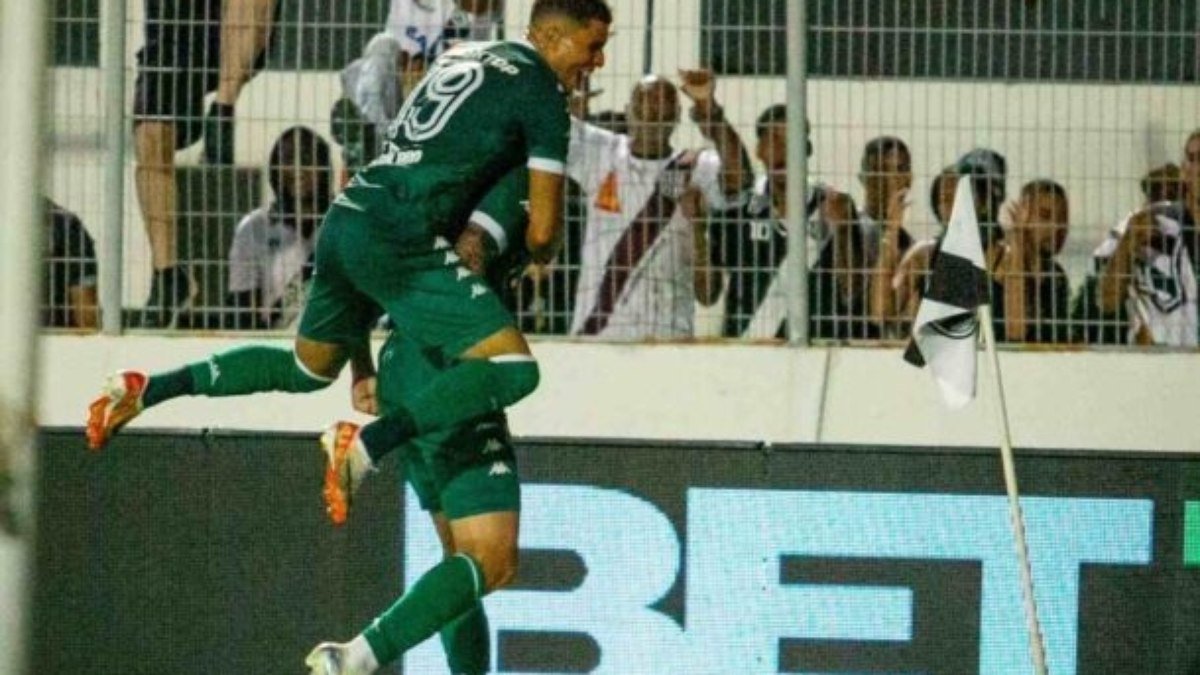Guarani bate a Ponte Preta e quebra tabu de 15 anos no Moisés Lucarelli