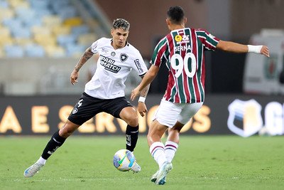 Botafogo vence o clássico carioca e segue líder do Brasileirão