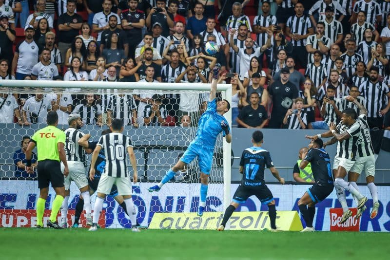 Caíque ou Rafael Cabral? Suspensão de Marchesín abre disputa no gol do Grêmio