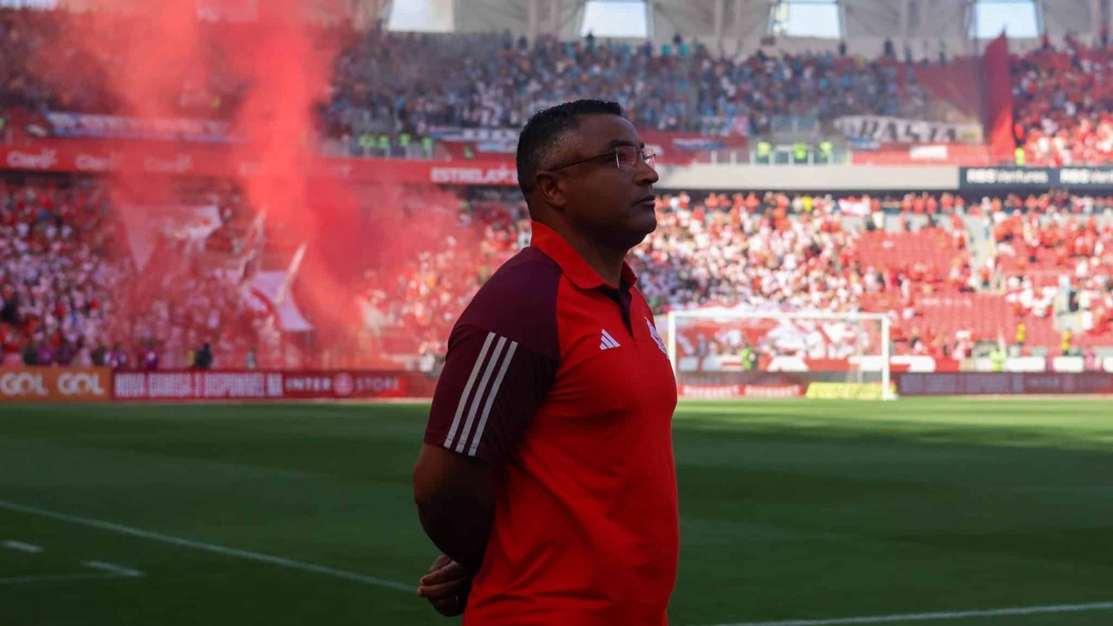 Roger rebate críticas de rival e sai por cima em primeiro Gre-Nal pelo Inter