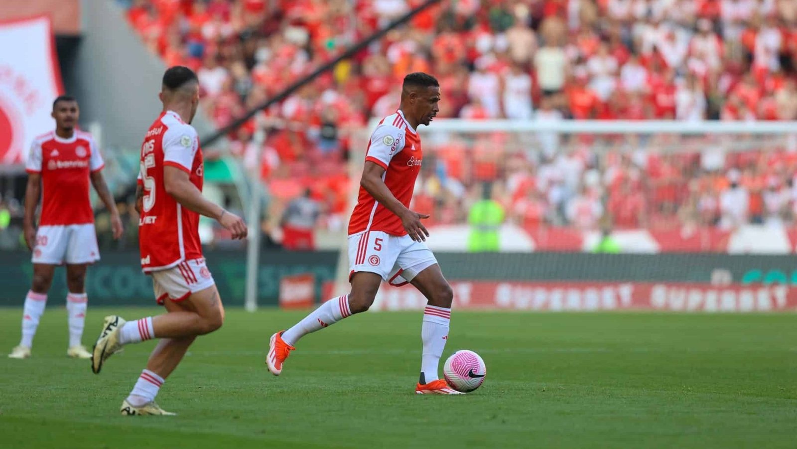 Valeu o risco? Após retorno antecipado no Gre-Nal, Fernando segue fora do Internacional